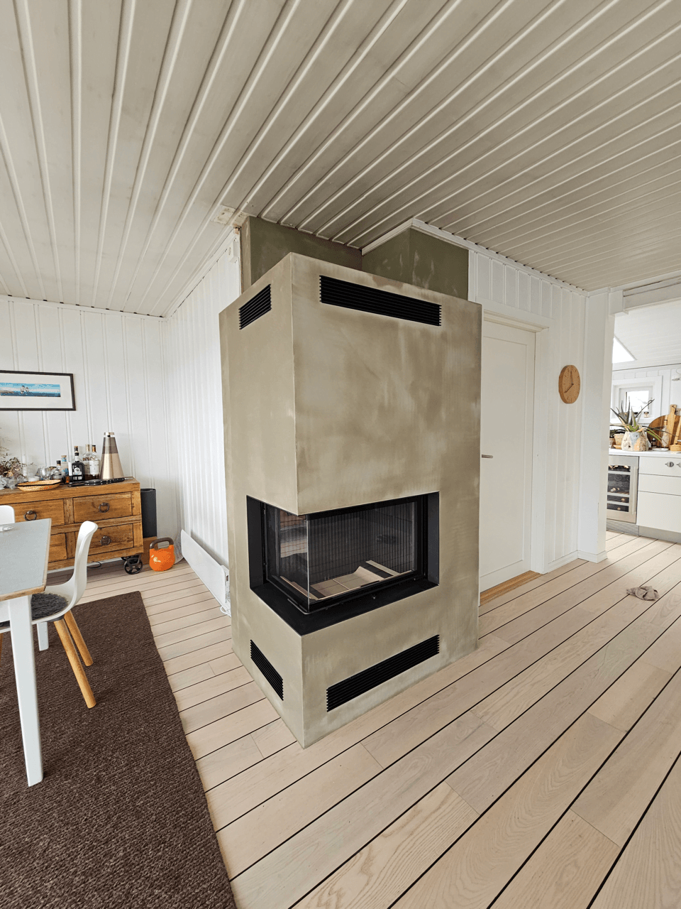 "Moderne peis med brannplater"