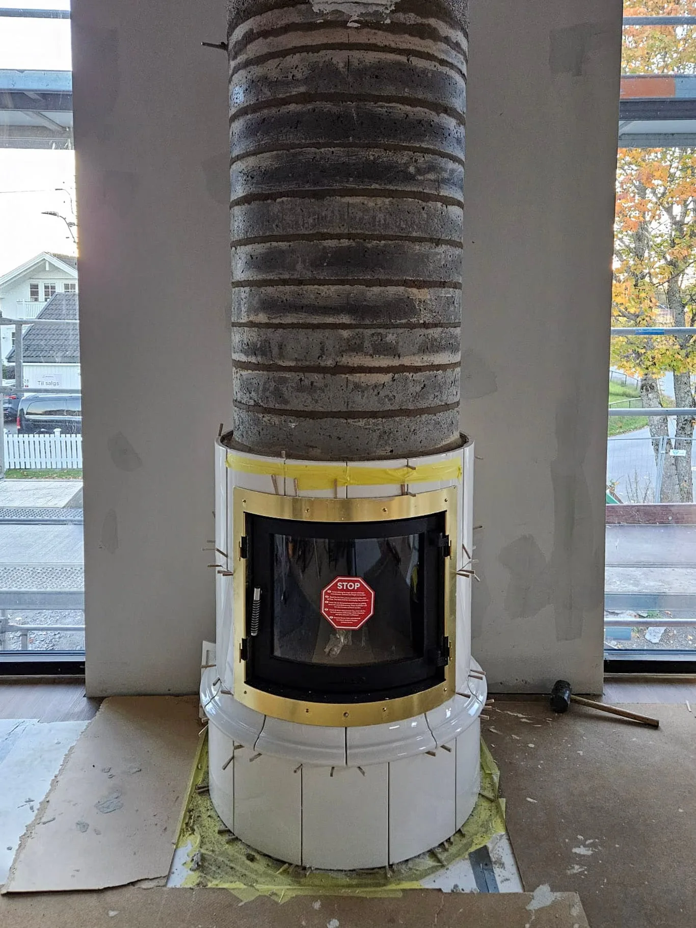 Tradisjonell bygging av kakkelovn for varmelagring