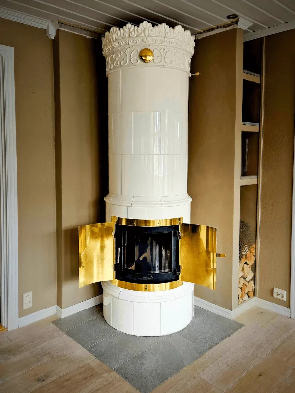 Svensk kakkelovn med moderne design og høy energieffektivitet, basert på tradisjonelle metoder.