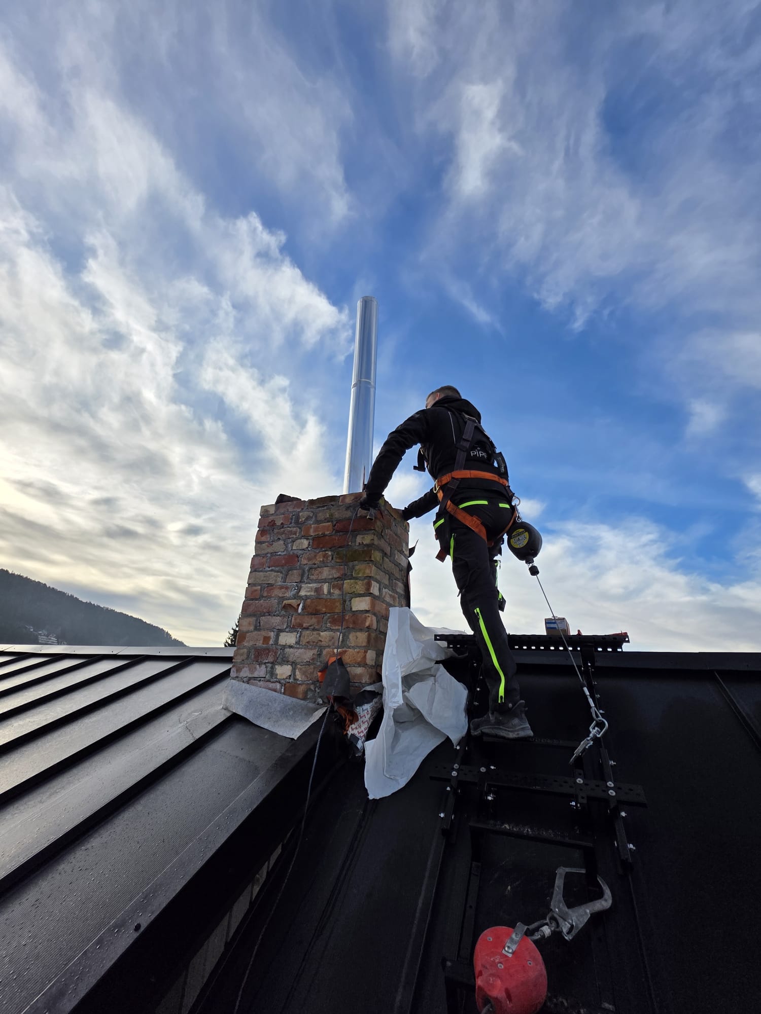 Velkommen Til Vår Side &Quot;Våre Prosjekter&Quot;! Her Finner Du Et Galleri Med Bilder Fra Våre Fullførte Prosjekter Innen Peisinstallasjon, Stålpipeløsninger, Og Skorsteinsrehabilitering. Vårt Mål Er Å Vise Frem Kvaliteten Og Detaljnivået Vi Leverer I Hvert Prosjekt. Enten Du Ønsker Å Oppgradere Hjemmet Ditt Med En Moderne Peis, Eller Rehabilitere En Eldre Skorstein For Økt Sikkerhet, Kan Du Hente Inspirasjon Her. Vi Har Lang Erfaring Og Tilfredse Kunder Over Hele Norge – La Deg Inspirere Og Kontakt Oss I Dag For En Gratis Befaring! Prosjekter