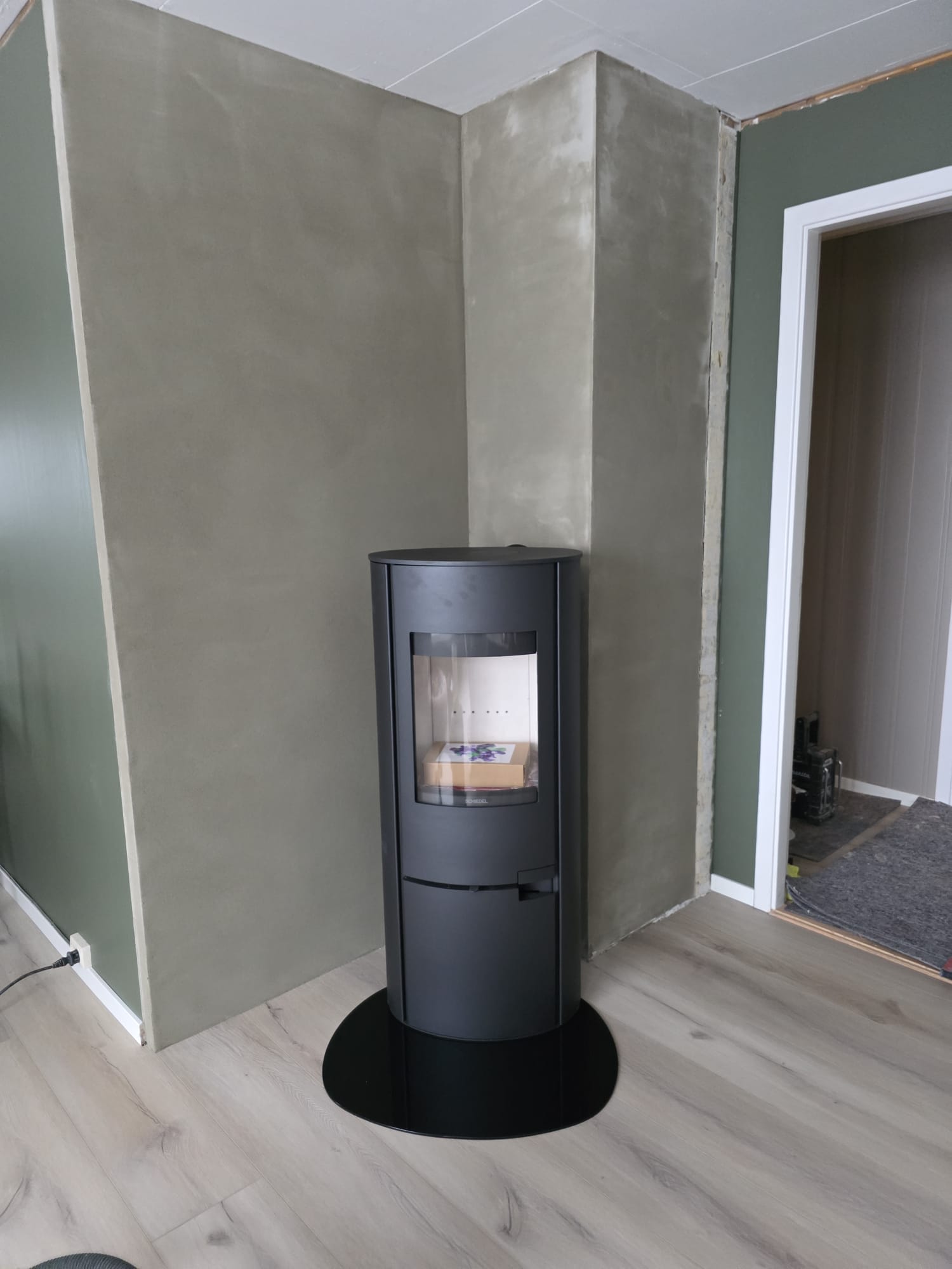 Velkommen Til Vår Side &Quot;Våre Prosjekter&Quot;! Her Finner Du Et Galleri Med Bilder Fra Våre Fullførte Prosjekter Innen Peisinstallasjon, Stålpipeløsninger, Og Skorsteinsrehabilitering. Vårt Mål Er Å Vise Frem Kvaliteten Og Detaljnivået Vi Leverer I Hvert Prosjekt. Enten Du Ønsker Å Oppgradere Hjemmet Ditt Med En Moderne Peis, Eller Rehabilitere En Eldre Skorstein For Økt Sikkerhet, Kan Du Hente Inspirasjon Her. Vi Har Lang Erfaring Og Tilfredse Kunder Over Hele Norge – La Deg Inspirere Og Kontakt Oss I Dag For En Gratis Befaring! Prosjekter
